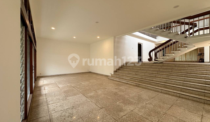 Rumah Iconic Baru Direnovasi, Design Arsitektur Ternama, Konsep Open Space, Ada Backyard dan Banyak Kaca, di Pondok Indah, Jakarta Selatan