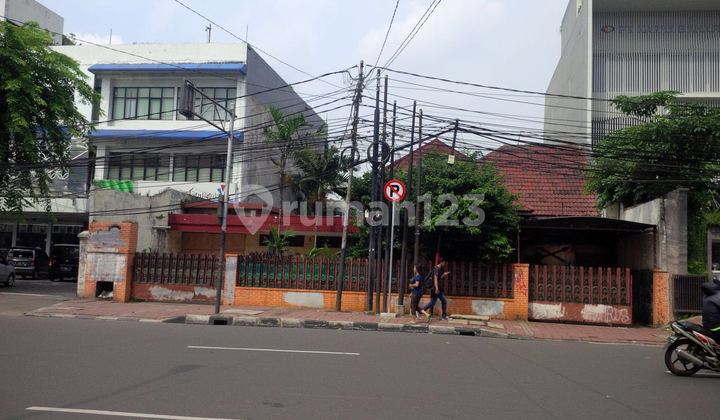Rumah Vintage Legendaris, Posisi Samping Jalan Raya Besar, Dekat Pusat Pemerintahan, Halaman Luas, Ada Backyard, Pondasi untuk 7 Tingkat di Menteng, Jakarta Pusat