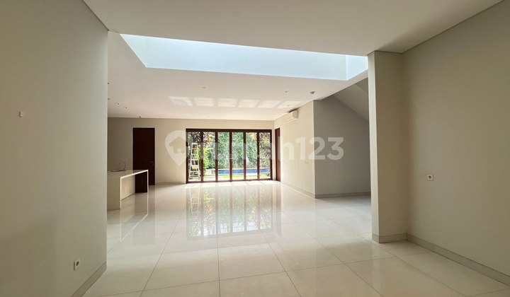 Rumah Disewa Ada Kolam Renang dan Backyard, 2 Lantai, Bangunan Modern, Unfurnished, di Menteng, Jakarta Pusat 2