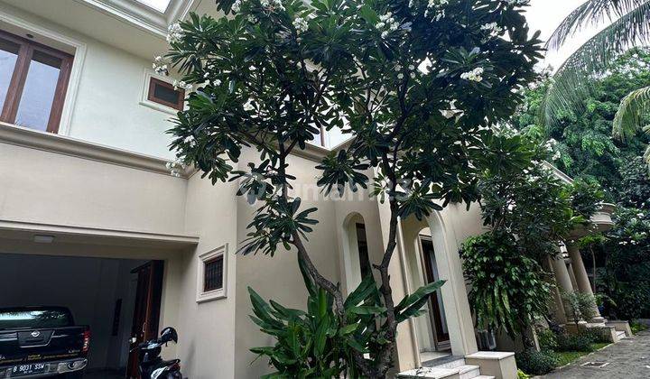 Rumah Eksklusif di Kemang, 4 Kamar Dengan Kolam Renang, Siap Huni 1