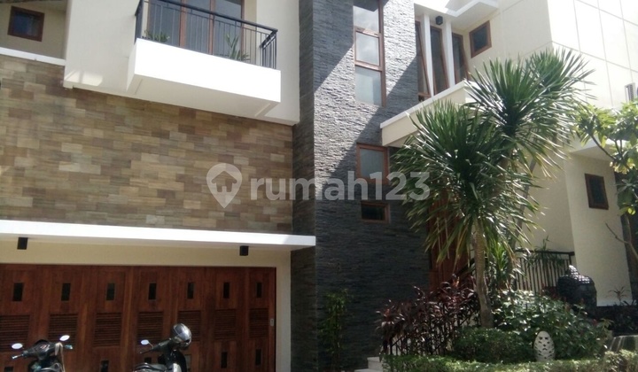 Rumah Mewah di Kemang, 4BR, Pool Dan Garden Dalam Compound