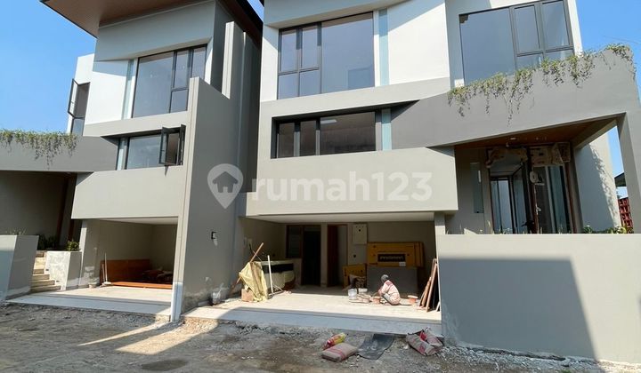 Rumah 4 KT Cilandak SHM Lengkap Bisa KPR, Fasilitas Swimming Pool
