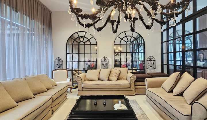 Rumah 3 Lantai Shm Bergaya Tropical Resort Carport Luas