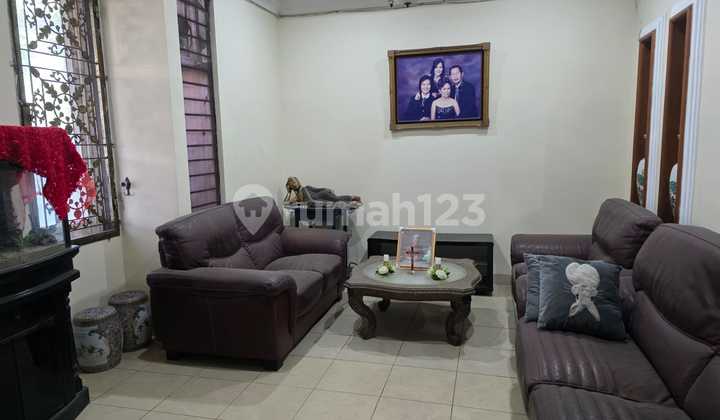 Rumah 3 Lantai Kelapa Gading Pelepah Indah Raya Lokasi Strategis Dekat Boulevard Dijual / Disewakan