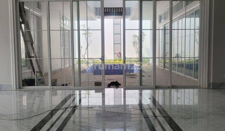 DIJUAL RUMAH MEWAH 
BRAND NEW 
SEMI FURNISHED MENTENG●LT.  879 M2
●LB. 1000  M2 SHM 2