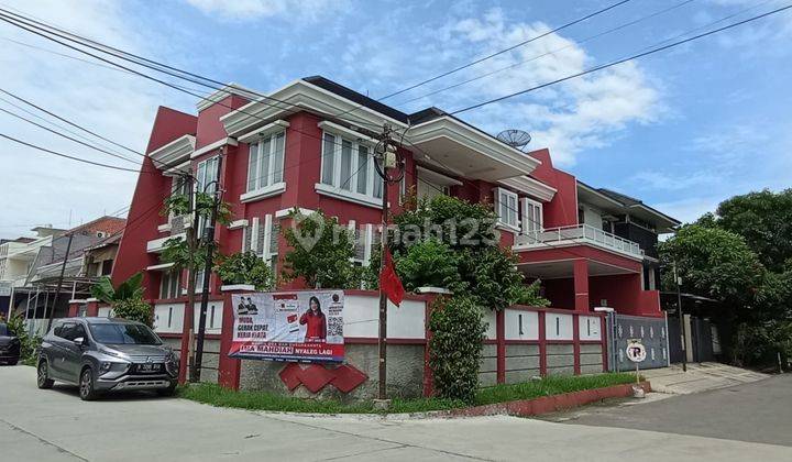 DIJUAL RUMAH Greenville 
HARGA Rp. 10 M
Lt.  319  M2
Lb. -+500 M2
Kt 4
K.Mandi 5
PLN 11.000
Garasi 4 car Bagus 1