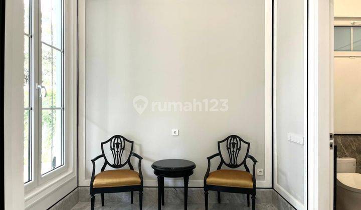 DIJUAL RUMAH MEWAH 
BRAND NEW 
*SEMI FURNISHED*
*MENTENG*
●LT.  879 M2
●LB. 1051 M2
●2 LANTAI
●SWIMMING POOL  RP.100 MILYAR 2