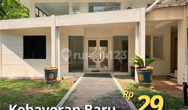 Rumah Hook Eksklusif di Kebayoran Baru, Belakang Senayan City - LT 469M², LB 301M², Balkon & Halaman Luas, 5 KT, Harga Rp 29 Miliar Nego!Posisi Strategis Hanya 5 Menit Dari Lapangan Basket Senayan, dengan Fasilitas Lengkap dan Desain Ideal untuk Hunian ke