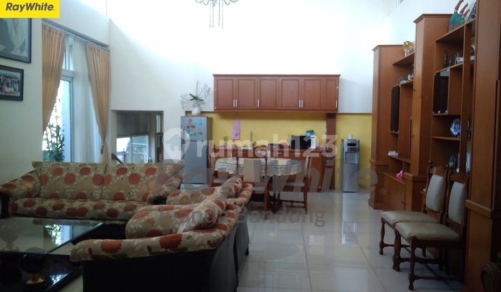 Rumah 3 lantai yang keren dengan desain unik di Cigadung 2