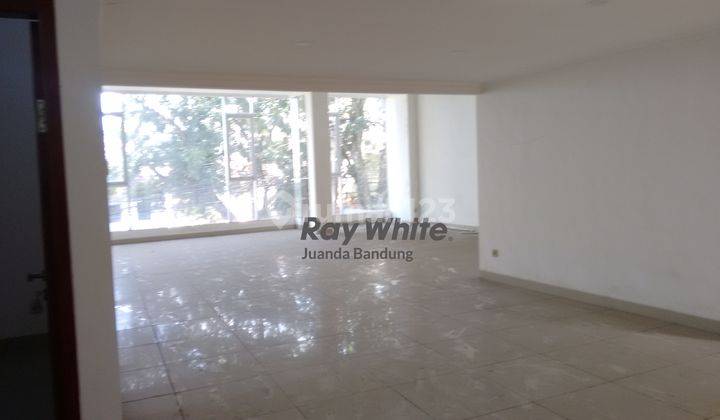 Gedung 2 lantai di Tubagus Ismail sayap Dago 2