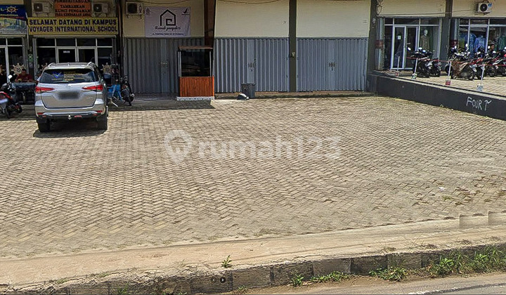 Rent a 3-Story Shop House by the Roadside on Pramuka Street 2