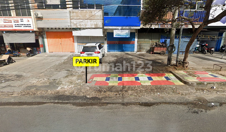 Rent a 3-story shop house on Kartini Street in Tanjung Karang. 2