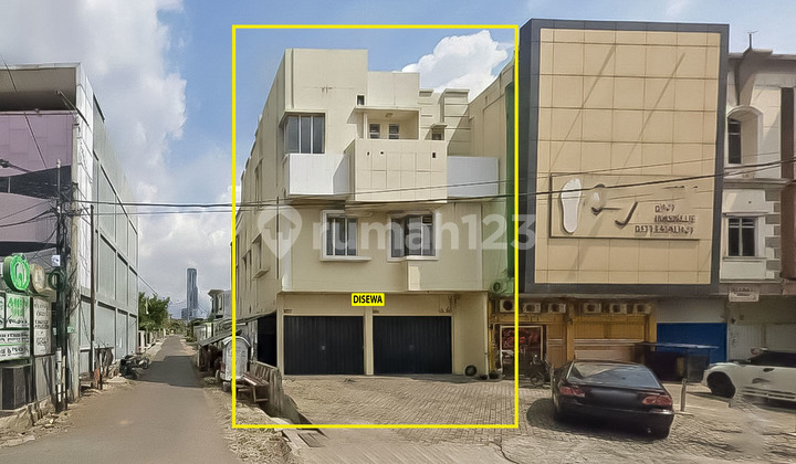 Rent a 2-door 3-story shop house in Gajah Mada. 1