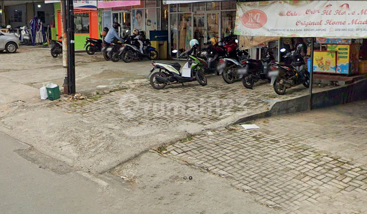 3-Story Shop House for Rent by the Roadside in Pramuka 2