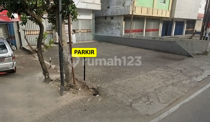 Two-Door Three-Story Row House by Tanjung Karang Main Road 2