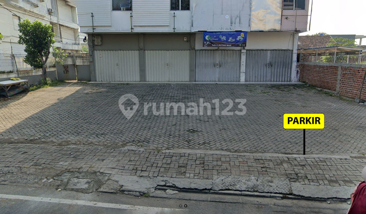 2-Door 3-Story Row House by Teuku Umar Kedaton Road 2