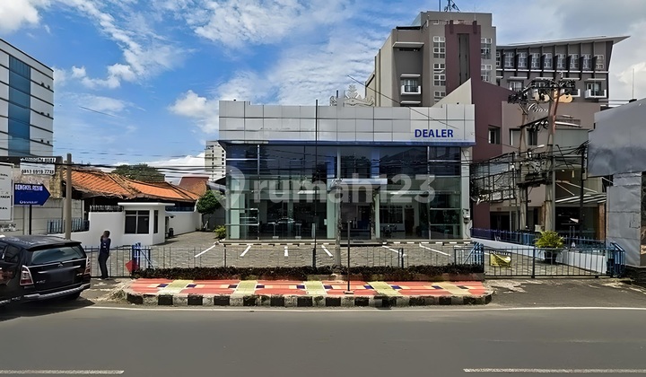 Dealer Showroom Building 1037 m3 City Center Raden Intan Street