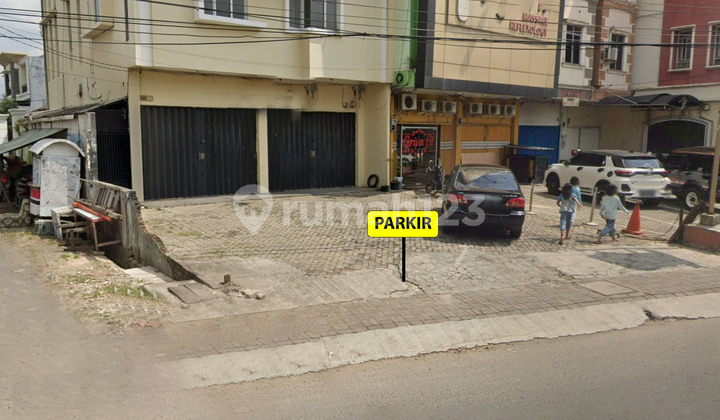 Rent a 2-door 3-story shop house in Gajah Mada. 2