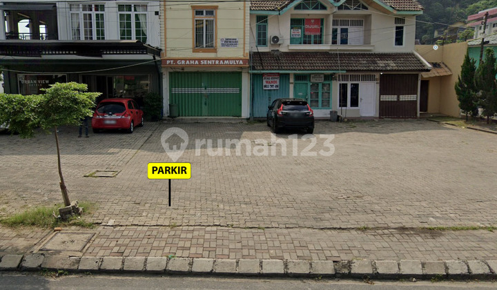 For Sale/Rent 3-Story Shop House by the Roadside in Gajah Mada 2