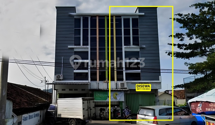 3-Story Komodor Street Roadside Shop House for Rent in Kedamaian 1