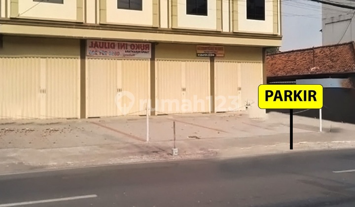 4-Door Attached Shophouse For Sale, Partitioned, Located on Cut Nyak Dien Street. 2