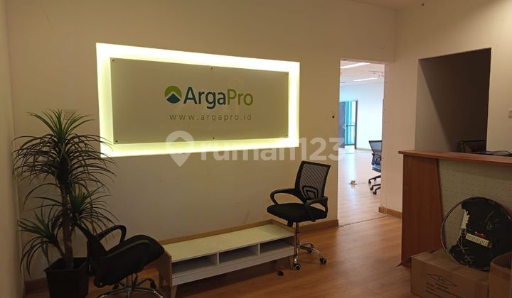 For Rent: Office space in Grand Rubina Building, 200m2, located in Kuningan, South Jakarta.
