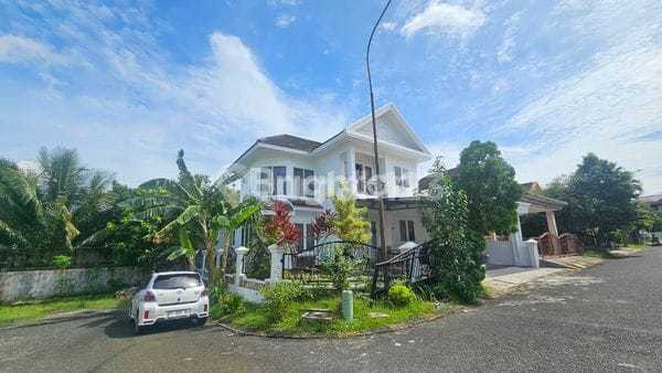 Rumah Cantik Posisi Hoek di Cluster Fav di Balikpapan