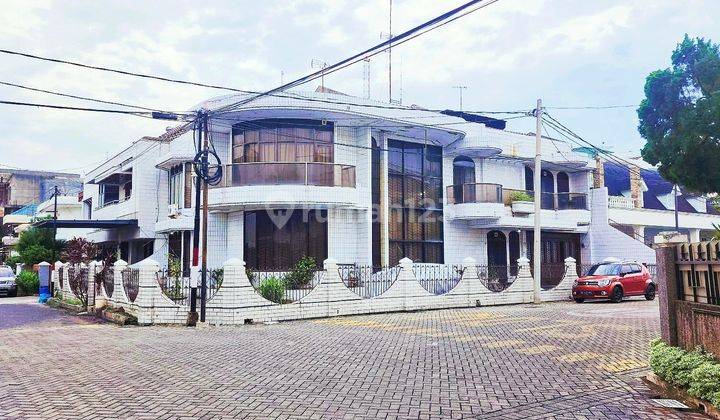 tampak depan taman polonia. prime location. rumah