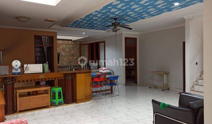 Rumah 2 Lantai Bagus Semi Furnished di Jalan Moti, Jakarta Pusat 1