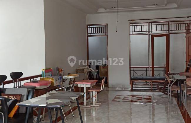 Rumah 2 Lantai Bagus Semi Furnished di Jalan Moti, Jakarta Pusat 5