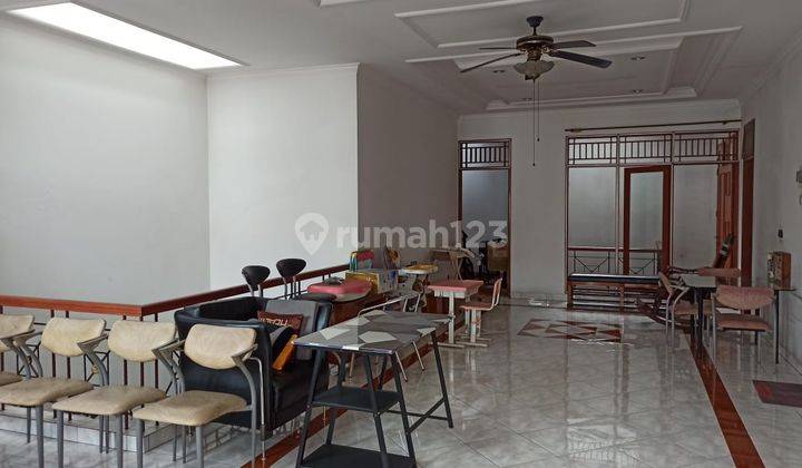 Rumah 2 Lantai Bagus Semi Furnished di Jalan Moti, Jakarta Pusat 7