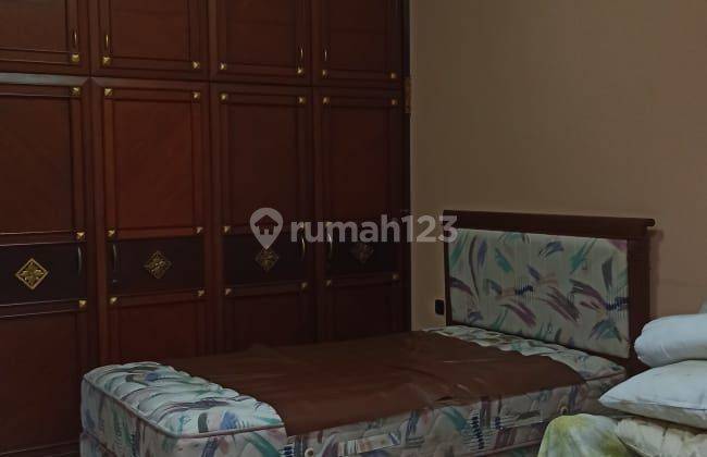 Rumah 2 Lantai Bagus Semi Furnished di Jalan Moti, Jakarta Pusat 10