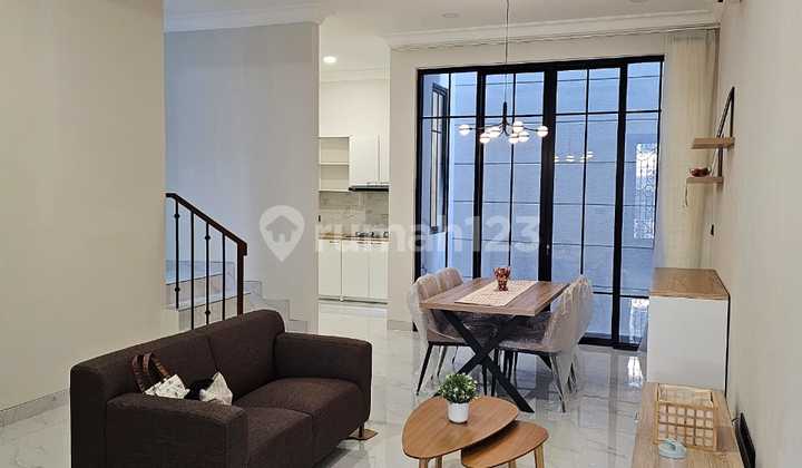 Dijual Rumah 2 Lt, Semi furnish, Unit Baru, Bagus, Kelapa Gading