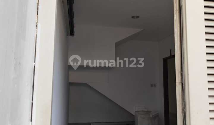 Disewakan Rumah Bagus, 3.5 Lt, Bebas Banjir, Row 3 mobil, Belakang Mal Kelapa Gading 2