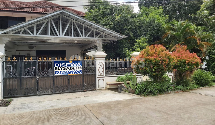 Disewakan Rumah Hook, Bebas Banjir, 2 Lt, Row Jalan 3 Mbl, Bcs Kelapa Gading