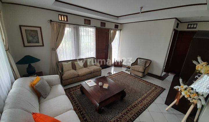 Rumah Villa Cantik di Lembah Pakar Timur 1