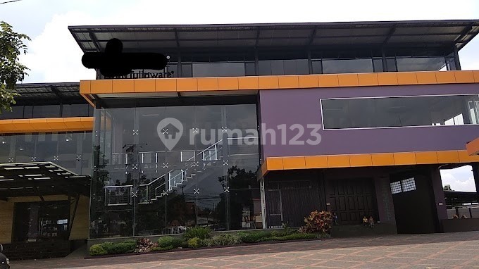 Kantor Gudang di Mainroad Jendral Amir Amchmud