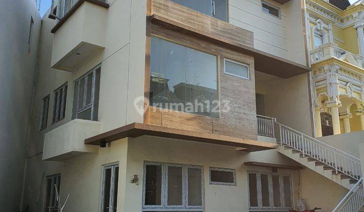 Sale Rumah 3 Lantai Bagus Furnished SHM di Pantai Indah Kapuk, Jakarta Utara 1