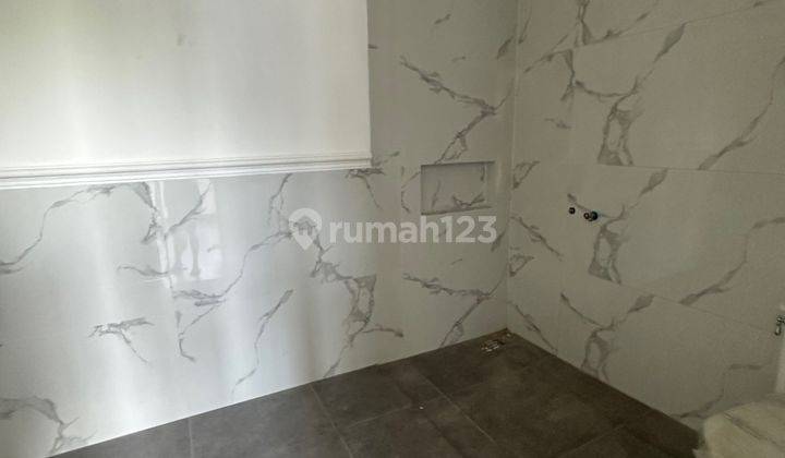 Rumah Baru Semi Furnished SHM di Pantai Indah Kapuk, Jakarta Utara 2