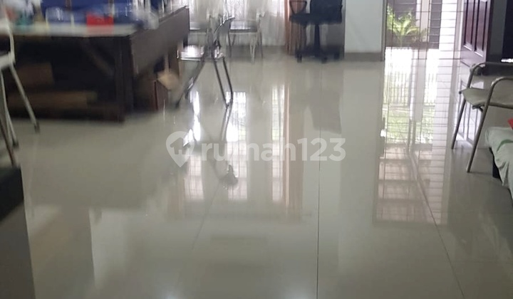 Rumah Cantik Dan Rapi 3 Lantai Sudah Shm Semi Furnished Lokasi Hadap Taman Terletak Di Komplek Pakuwon Jelambar 2