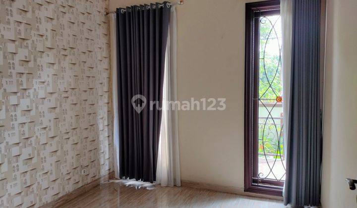 Rumah Cantik Di Taman Surya  200m² Furnished 2 Lantai 18