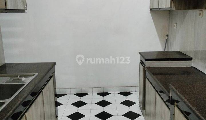 Rumah Cantik Di Taman Surya  200m² Furnished 2 Lantai 19