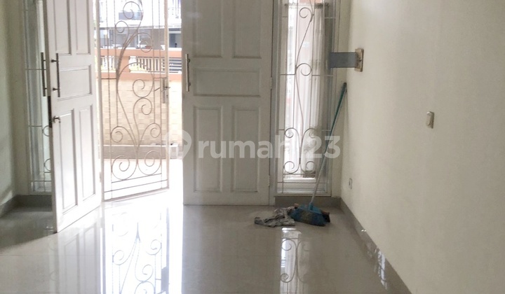 Strategic House in Daan Mogot Baru 2.5 Floors Strategic House in Daan Mogot Baru 2.5 Floors