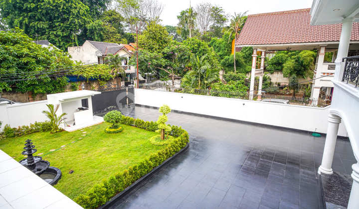 Rumah Mewah Hook Ada Kolam Renang Hadap Timur Utara Sertifikat SHM Terletak di Kemang Jakarta Selatan