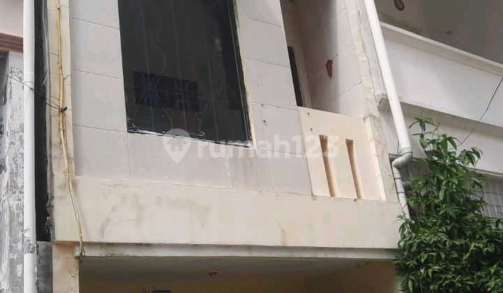 Cheap 3-Story Shop House Suitable for Business and Residence, Strategic Location in Pademangan 1