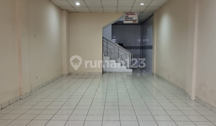 3.5-Story Shophouse, Neat and Suitable for Office, Living, Residence Located in Permata Kota Angke Complex, West Jakarta 2