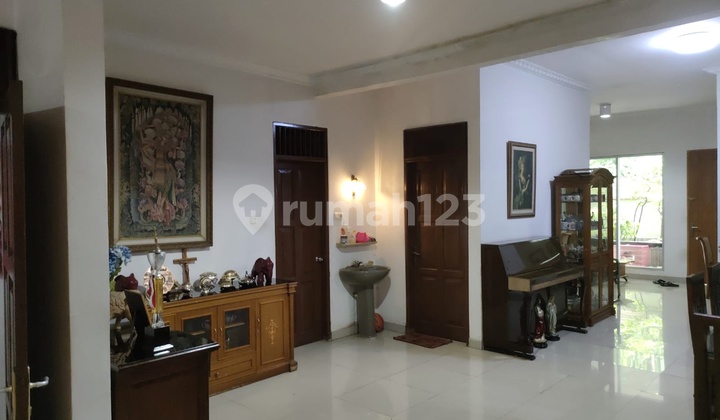 Rumah Luas Dan Rapi Semi Furnished Lantai 3 Ada Dak Terletak Di Depan Sport Club Taman Semanan Indah 2