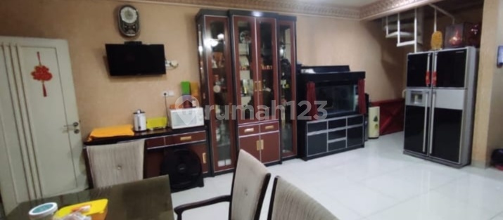 Rumah 2.5 Lantai Posisi Hook Full Furnished Siap Huni Sudah SHM Terletak di Perumahan Golf Lake Residence Cengkareng