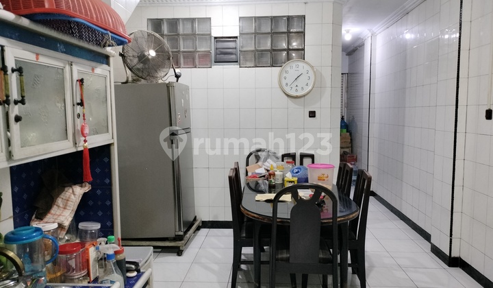 Affordable 3-Story House with SHM, Strategically Located in Pekapuran Jembatan Lima