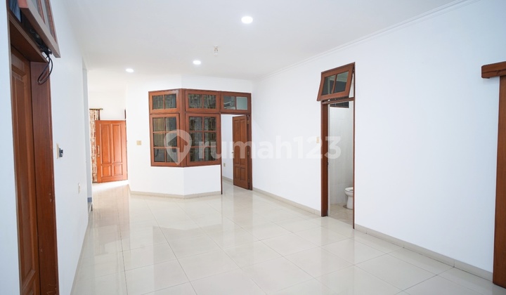 Rumah 3 Lantai Sudah Direnovasi Rapi Semi Furnished Lokasi Strategis di Jalan Thalib Krukut Taman Sari Dekat Gajah Mada 2